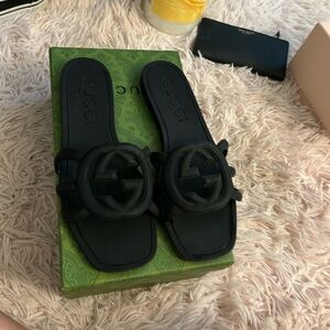 New interlocking G Slide Gucci